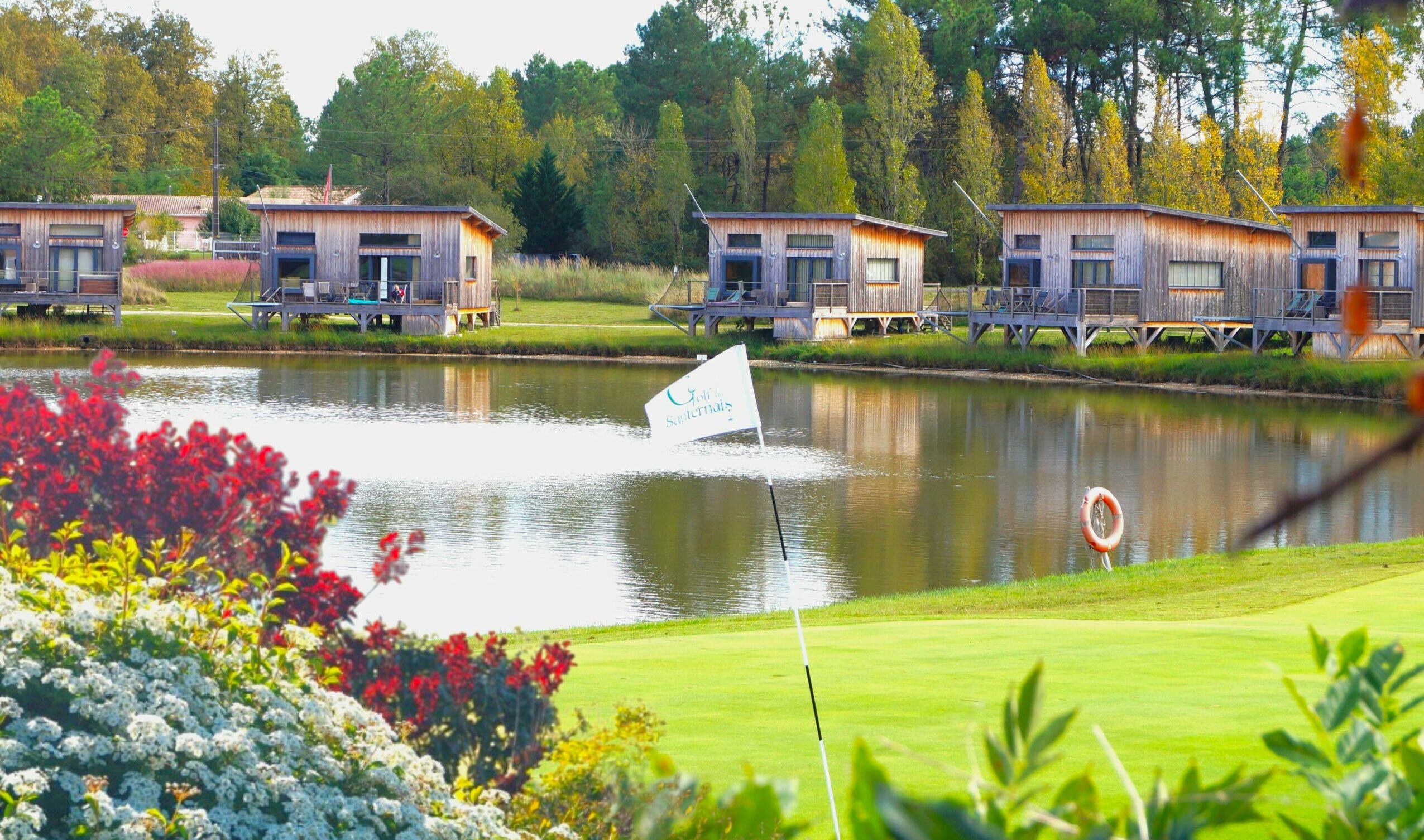 The lake and eco-lodges of Golf du Sauternais, near Bordeaux